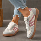 Sneaker donna con lacci e striscia laterale
