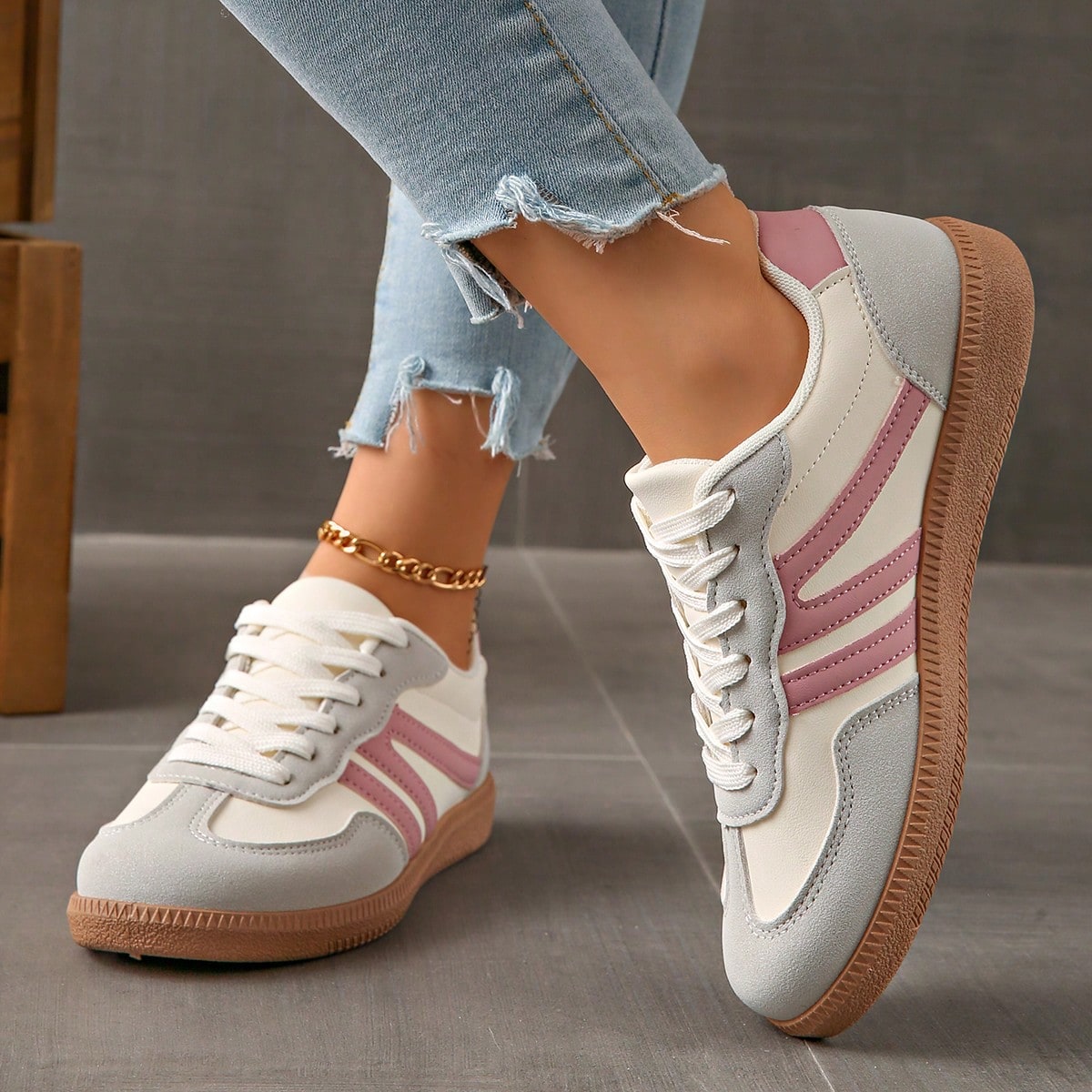 Sneaker donna con lacci e striscia laterale