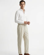 Pantaloni uomo con pince e superficie strutturata