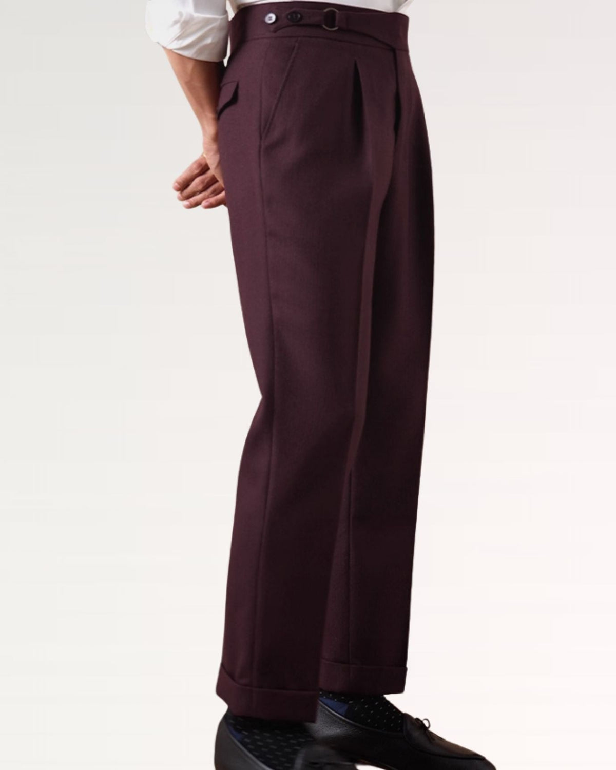 Pantaloni uomo con pince in tinta unita