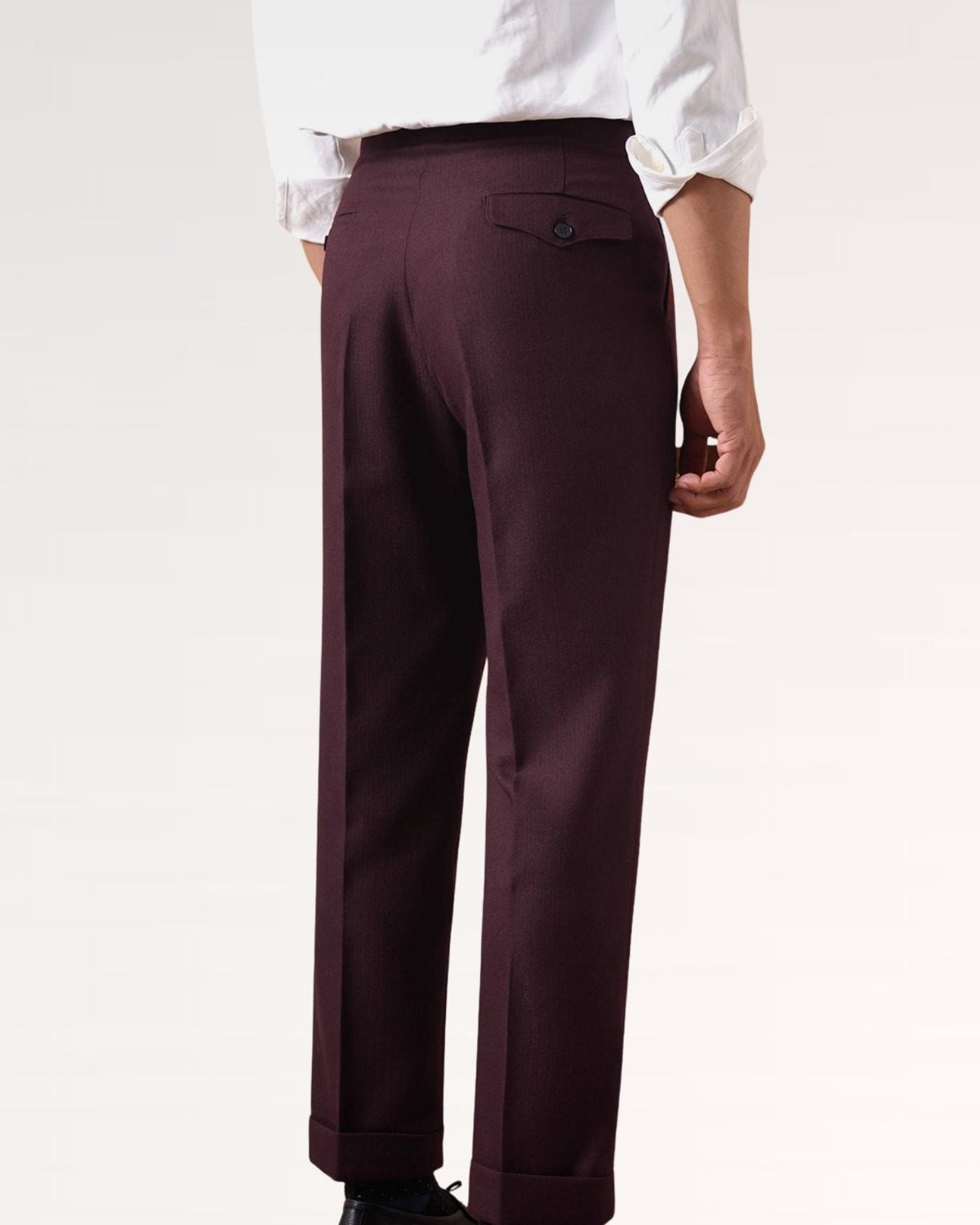 Pantaloni uomo con pince in tinta unita