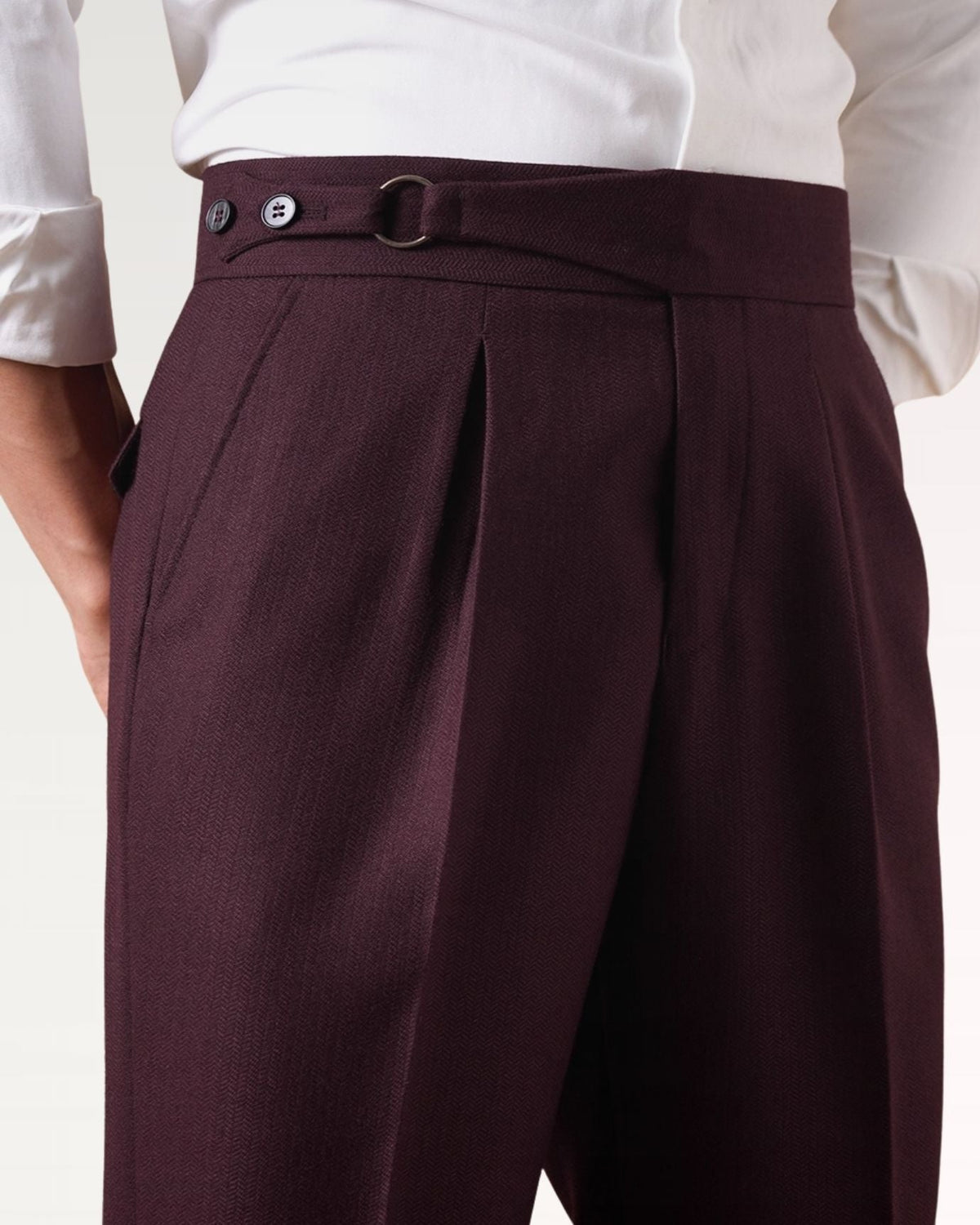 Pantaloni uomo con pince in tinta unita