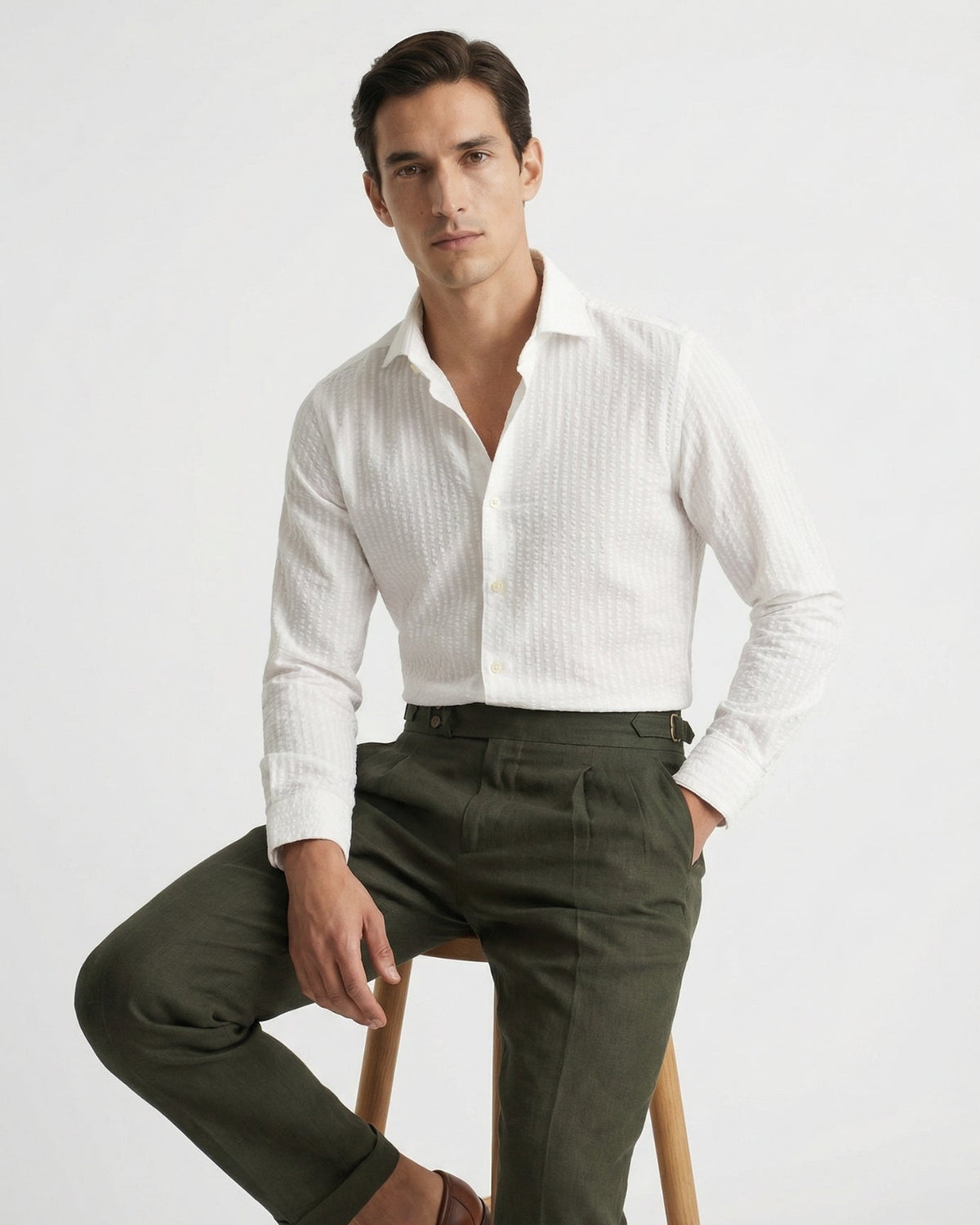 Pantaloni uomo leggeri con pince e vita alta