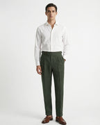 Pantaloni uomo leggeri con pince e vita alta