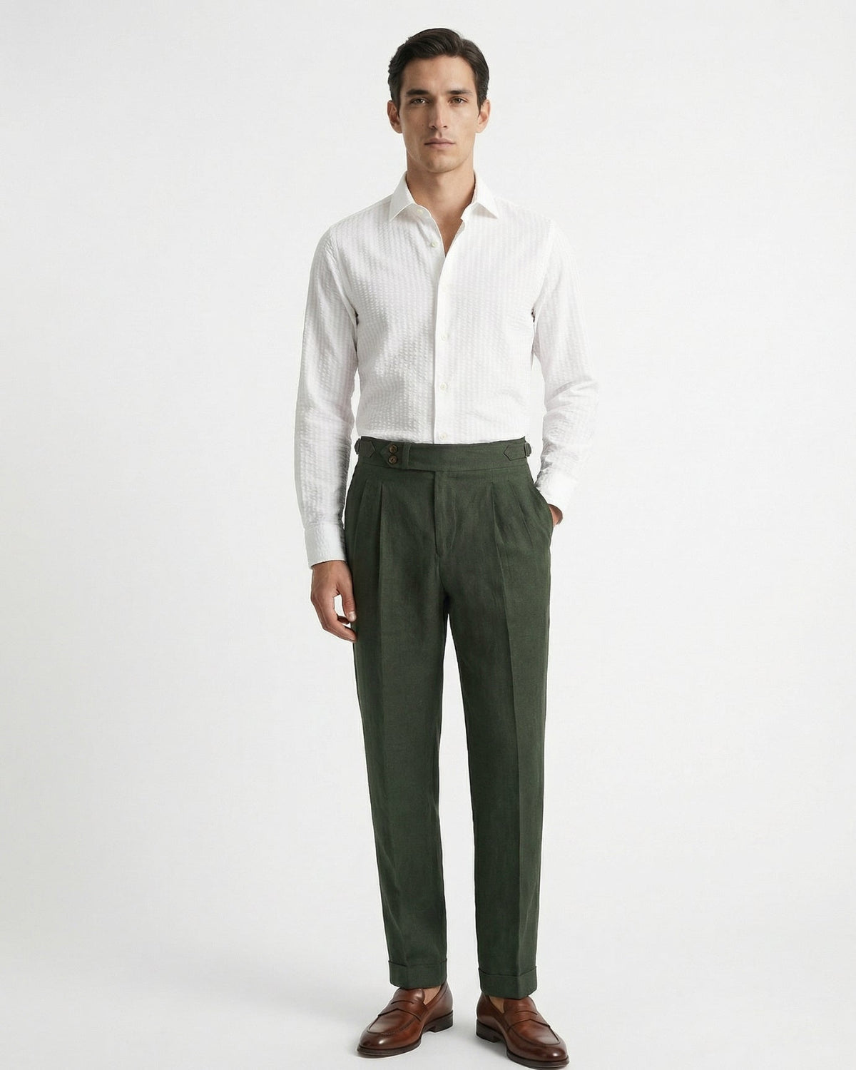 Pantaloni uomo leggeri con pince e vita alta
