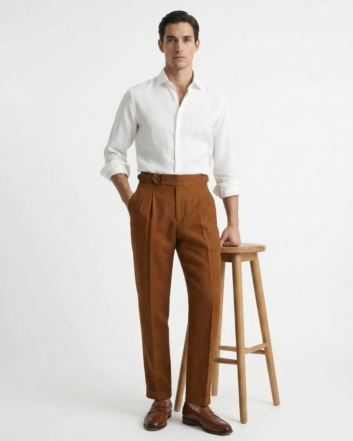 Pantaloni uomo leggeri con pince e vita alta