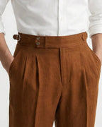 Pantaloni uomo leggeri con pince e vita alta