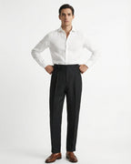 Pantaloni uomo leggeri con pince e vita alta
