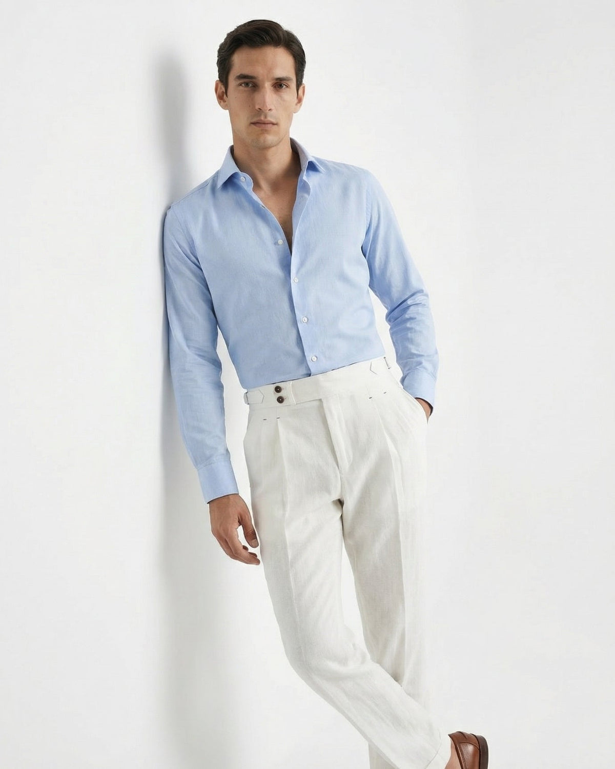 Pantaloni uomo leggeri con pince e vita alta