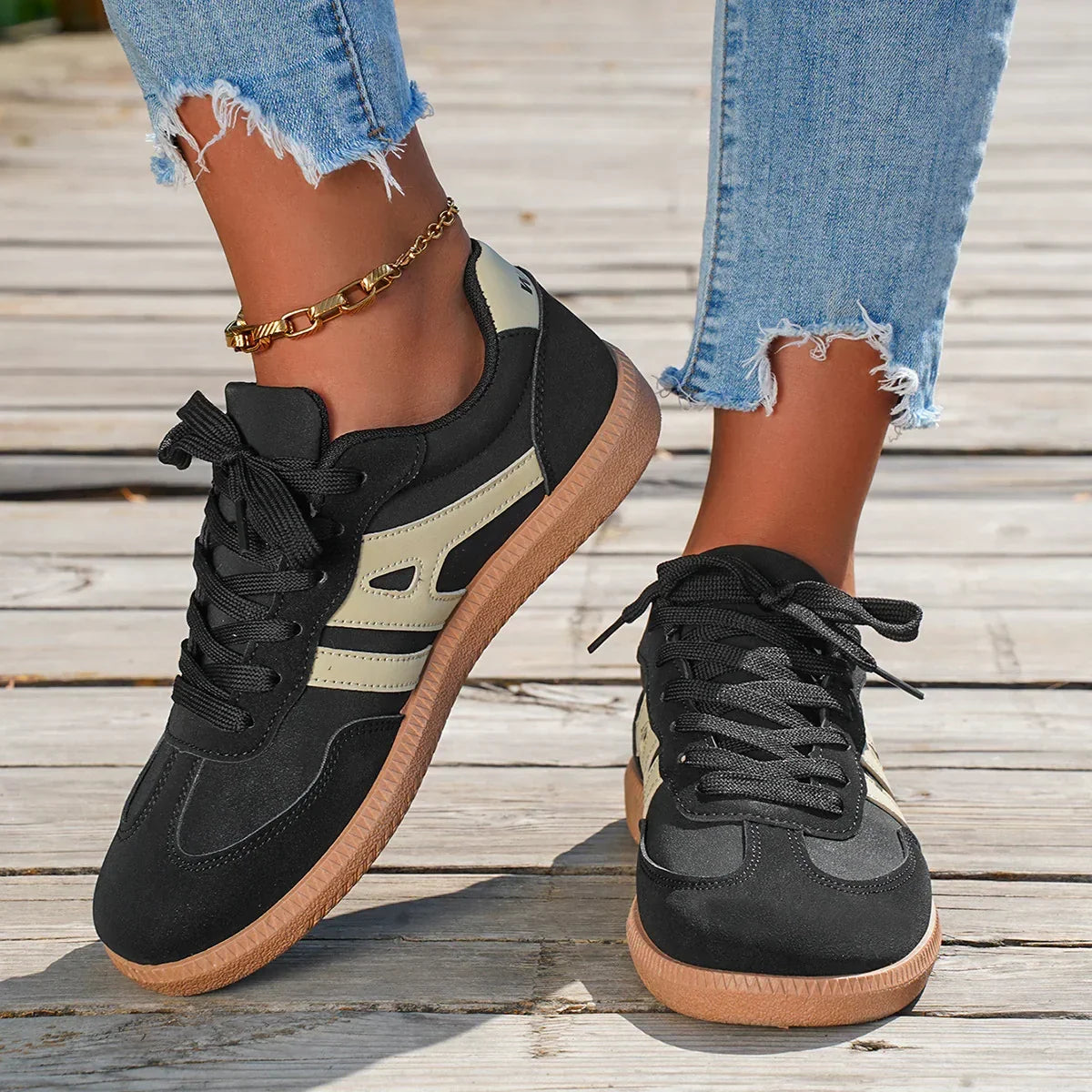 Sneaker donna con lacci e striscia laterale