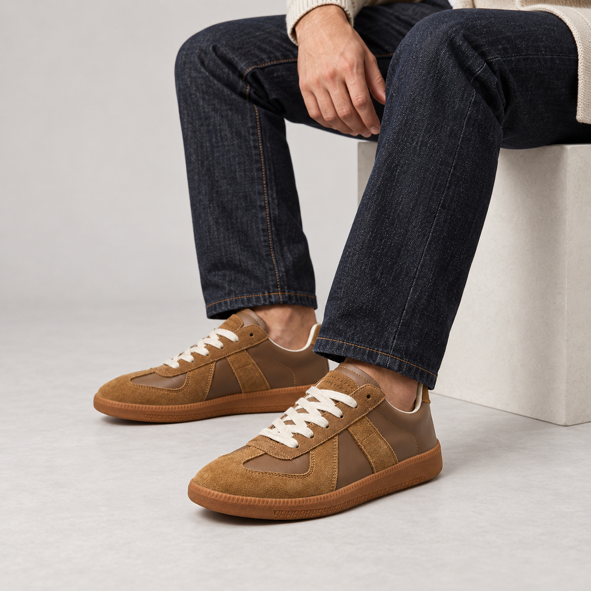 Sneaker uomo con tomaia a due finiture e suola piatta