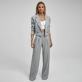 Completo donna gessato con blazer doppiopetto