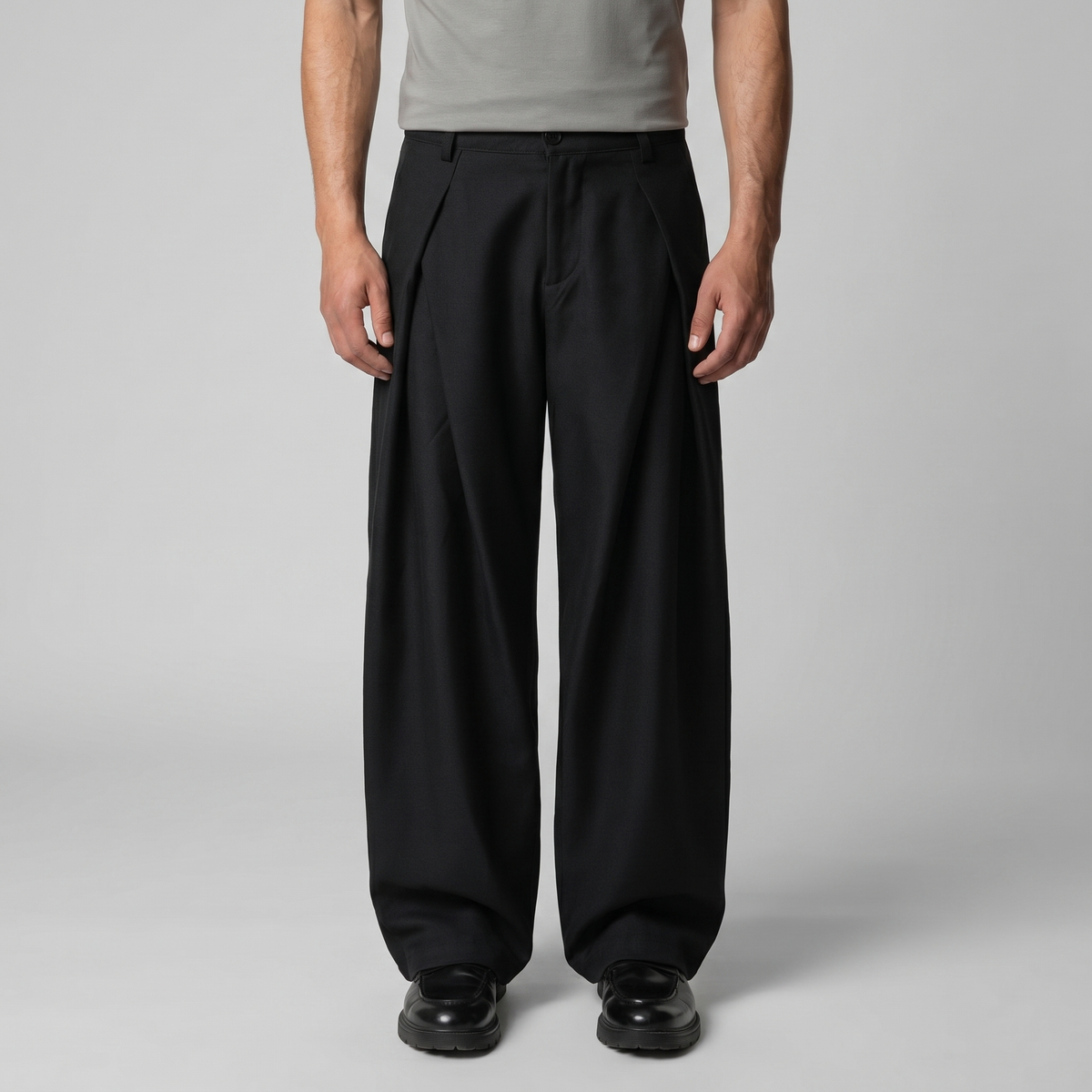Pantaloni uomo con pince e gamba ampia