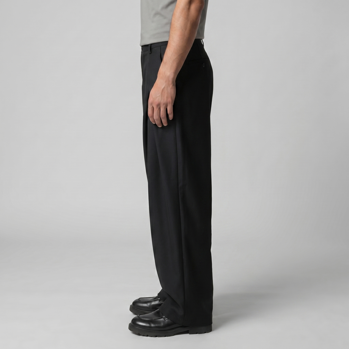 Pantaloni uomo con pince e gamba ampia