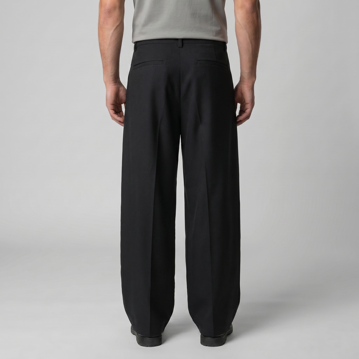 Pantaloni uomo con pince e gamba ampia