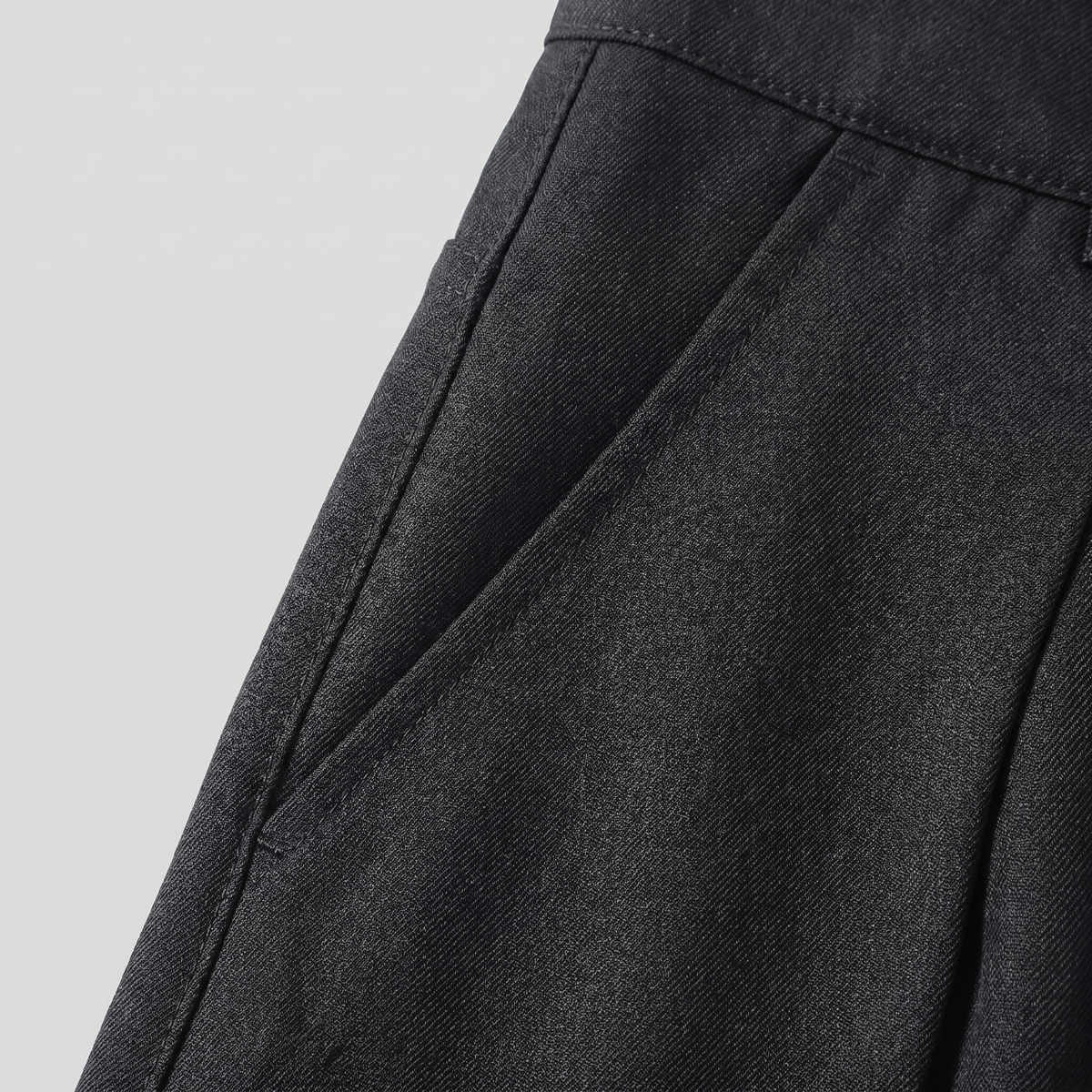 Pantaloni uomo con pince e gamba ampia