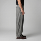 Pantaloni uomo con pince e gamba ampia