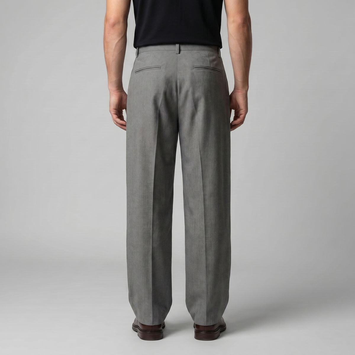 Pantaloni uomo con pince e gamba ampia