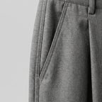 Pantaloni uomo con pince e gamba ampia