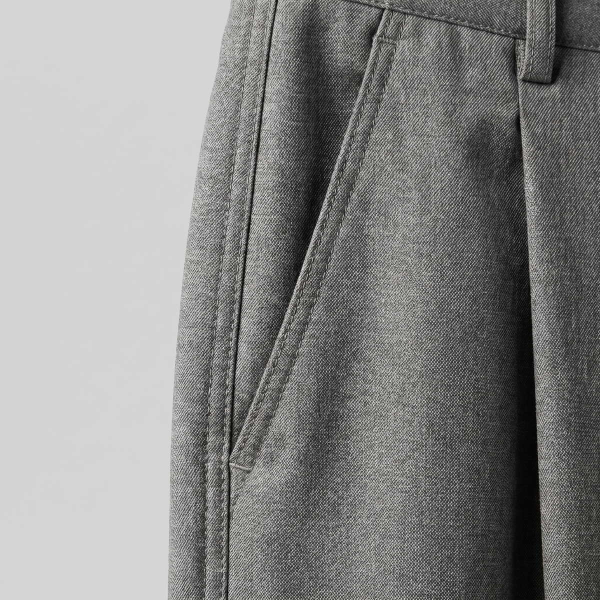 Pantaloni uomo con pince e gamba ampia