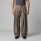Pantaloni uomo con pince e gamba ampia