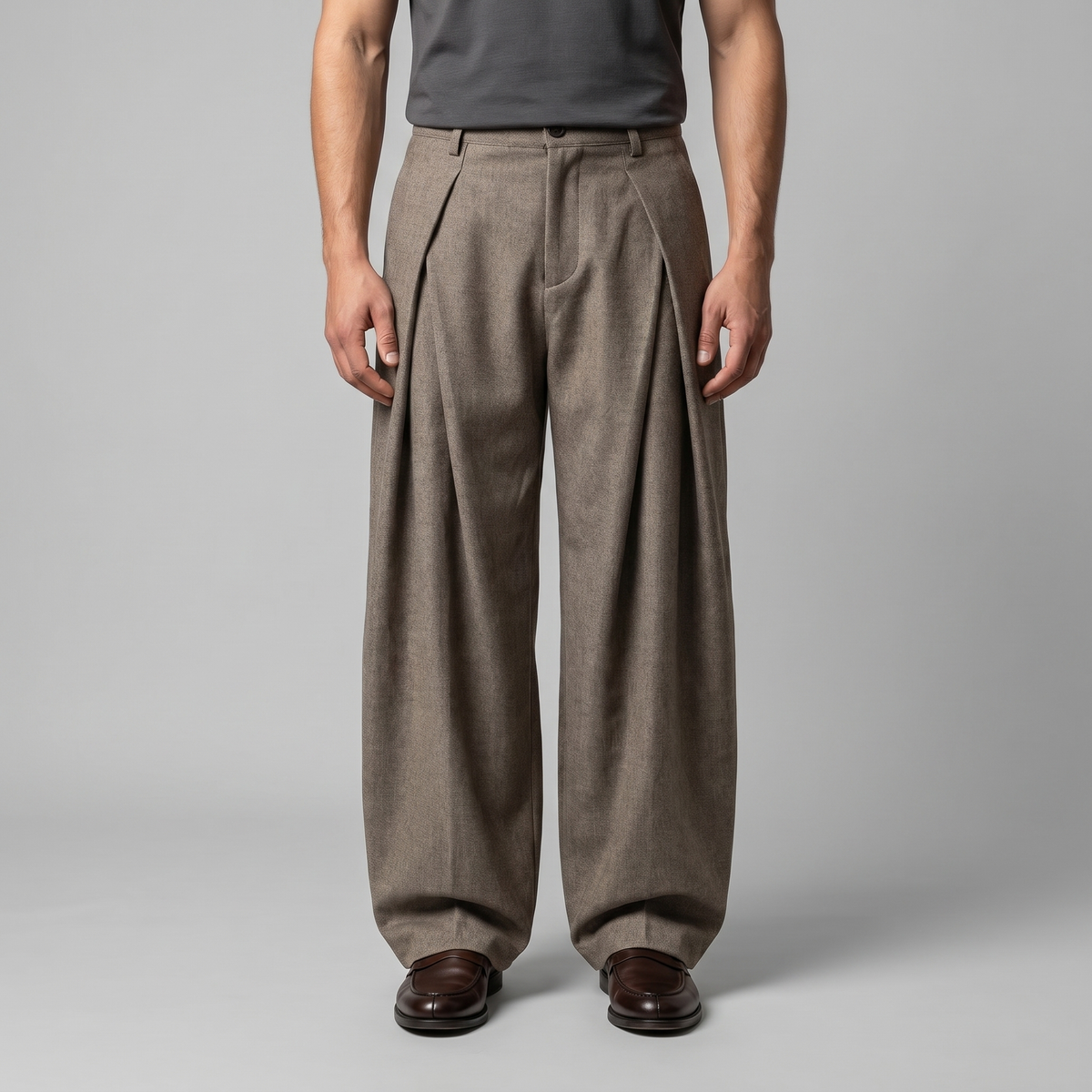 Pantaloni uomo con pince e gamba ampia
