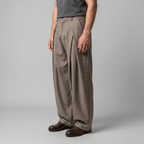 Pantaloni uomo con pince e gamba ampia