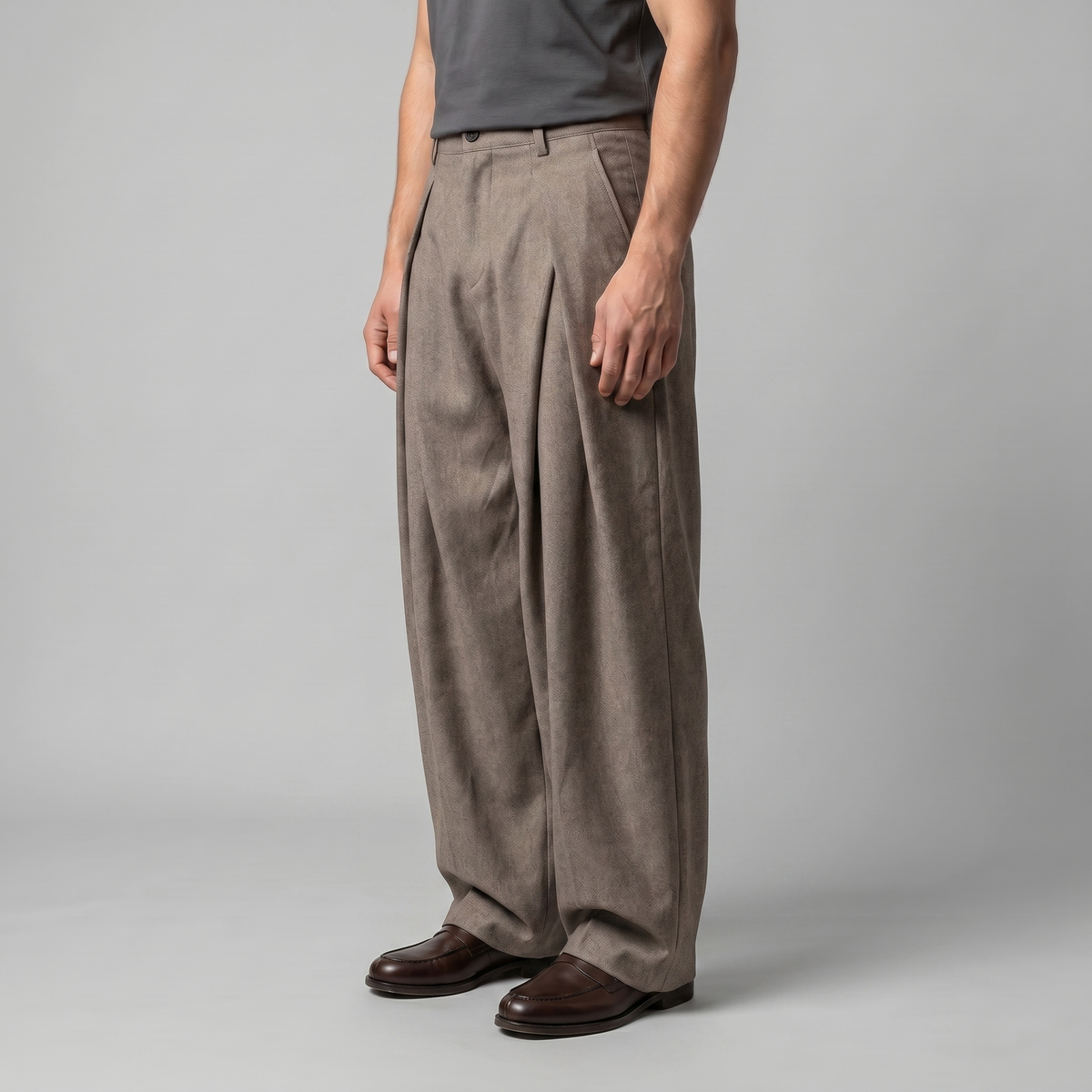 Pantaloni uomo con pince e gamba ampia