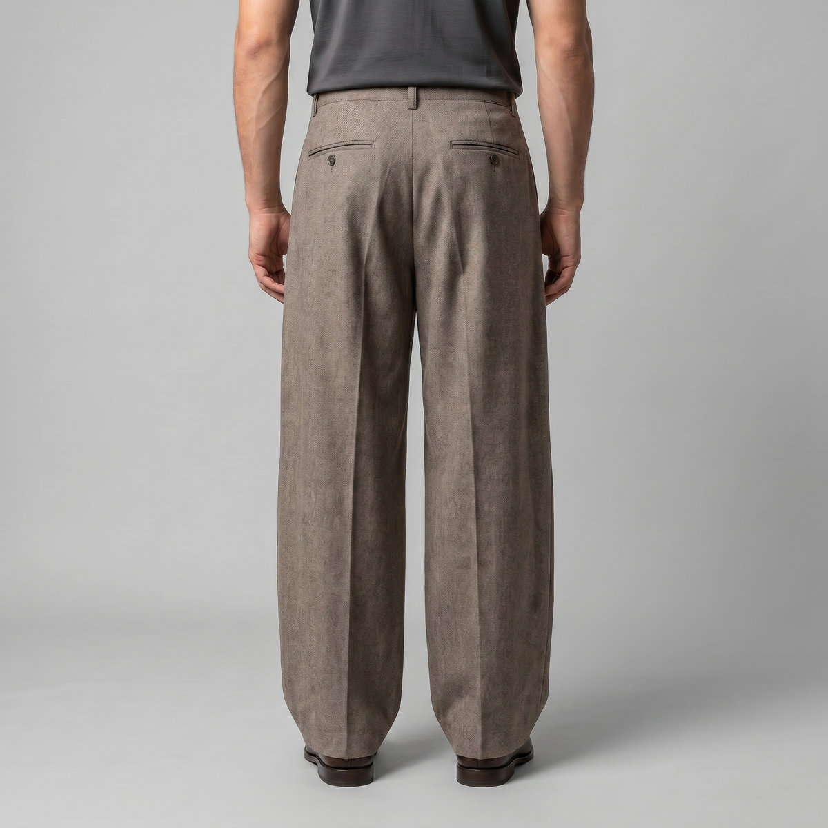 Pantaloni uomo con pince e gamba ampia
