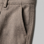Pantaloni uomo con pince e gamba ampia