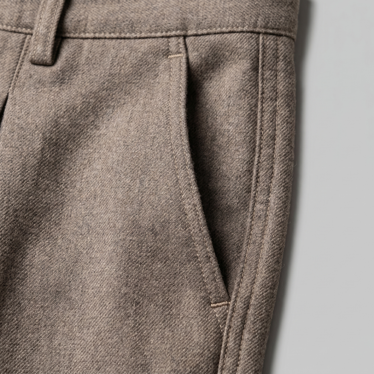 Pantaloni uomo con pince e gamba ampia