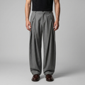 Pantaloni uomo con pince e gamba ampia