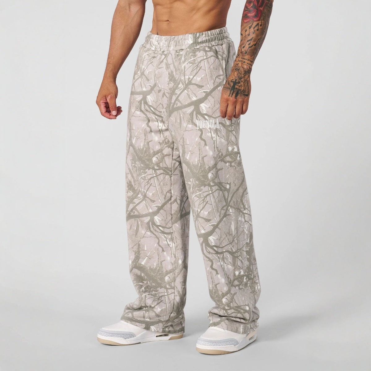 Pantaloni jogging uomo ampi con fantasia mimetica