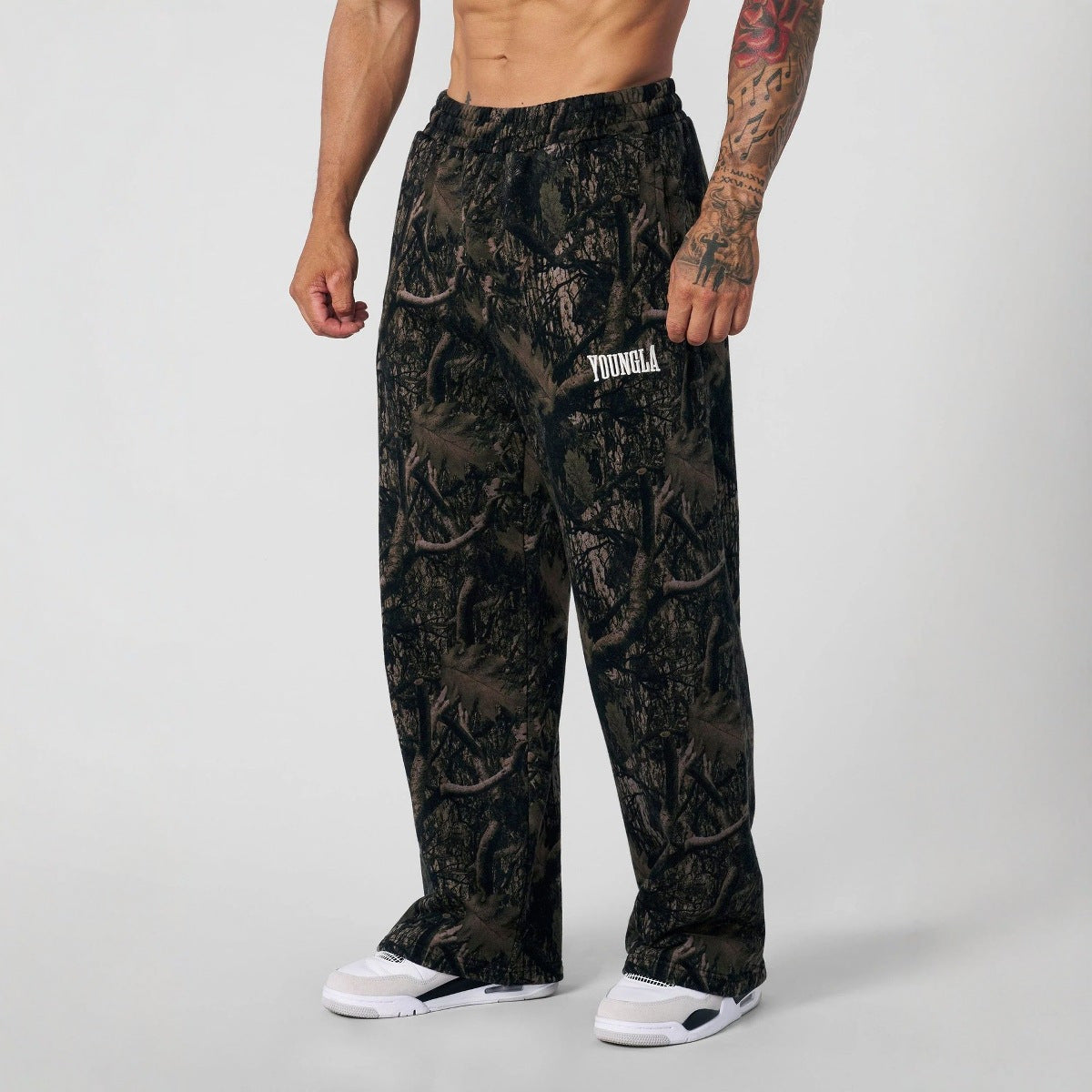 Pantaloni jogging uomo ampi con fantasia mimetica