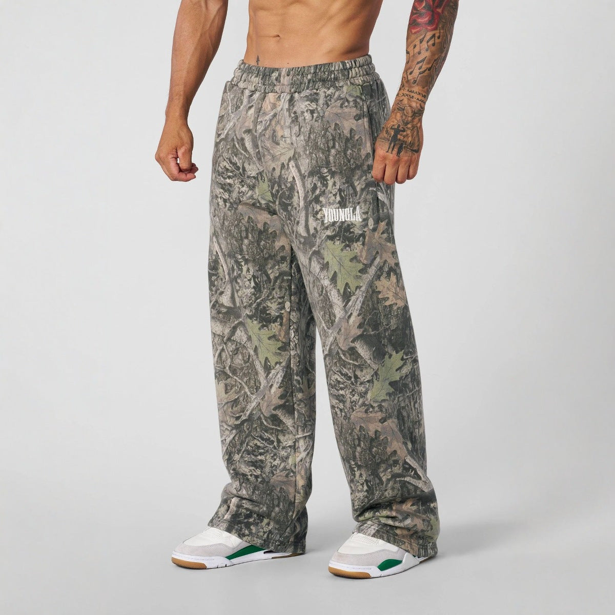 Pantaloni jogging uomo ampi con fantasia mimetica