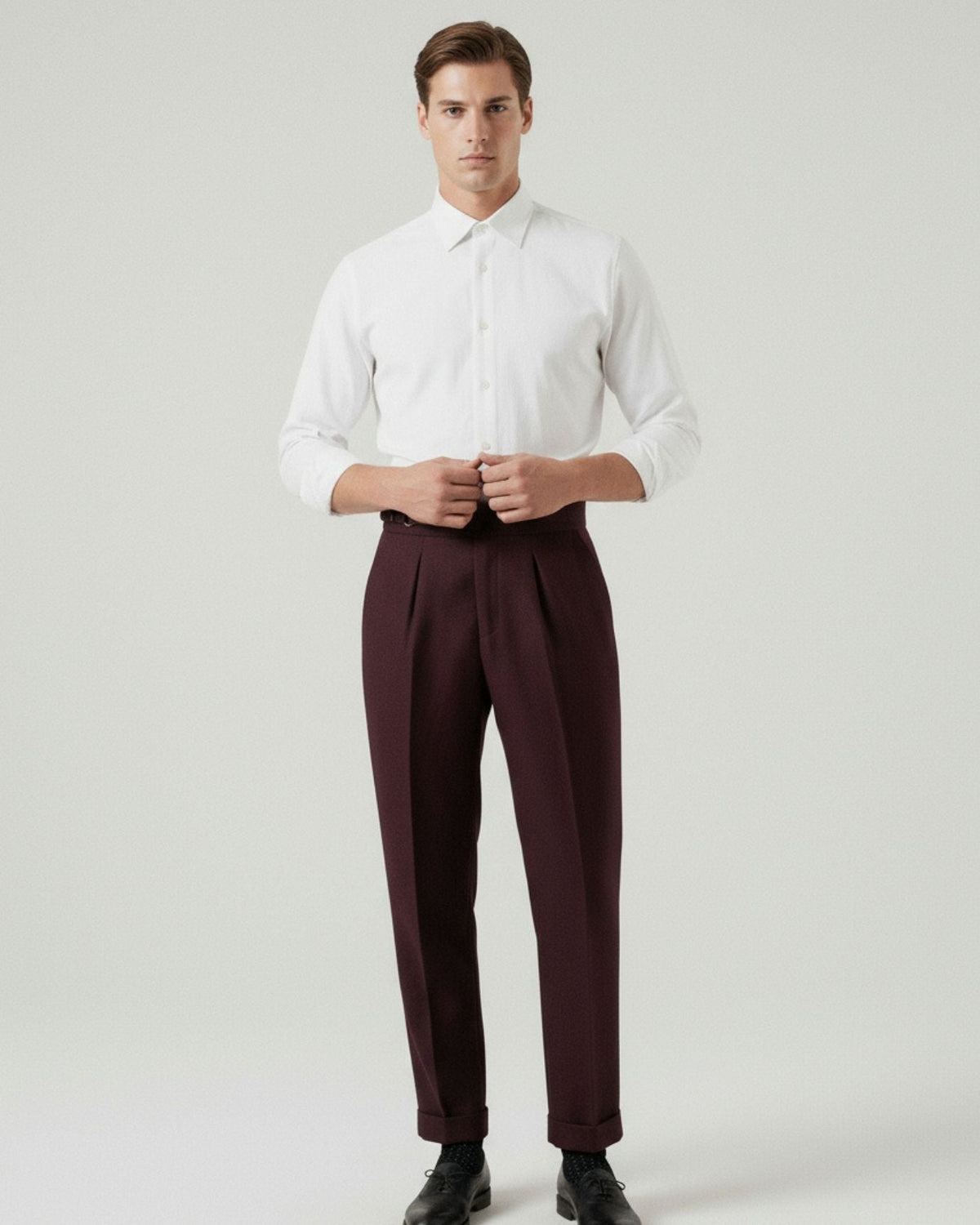Pantaloni uomo con pince in tinta unita
