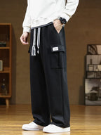 Pantaloni jogging uomo con tasca cargo e gamba ampia