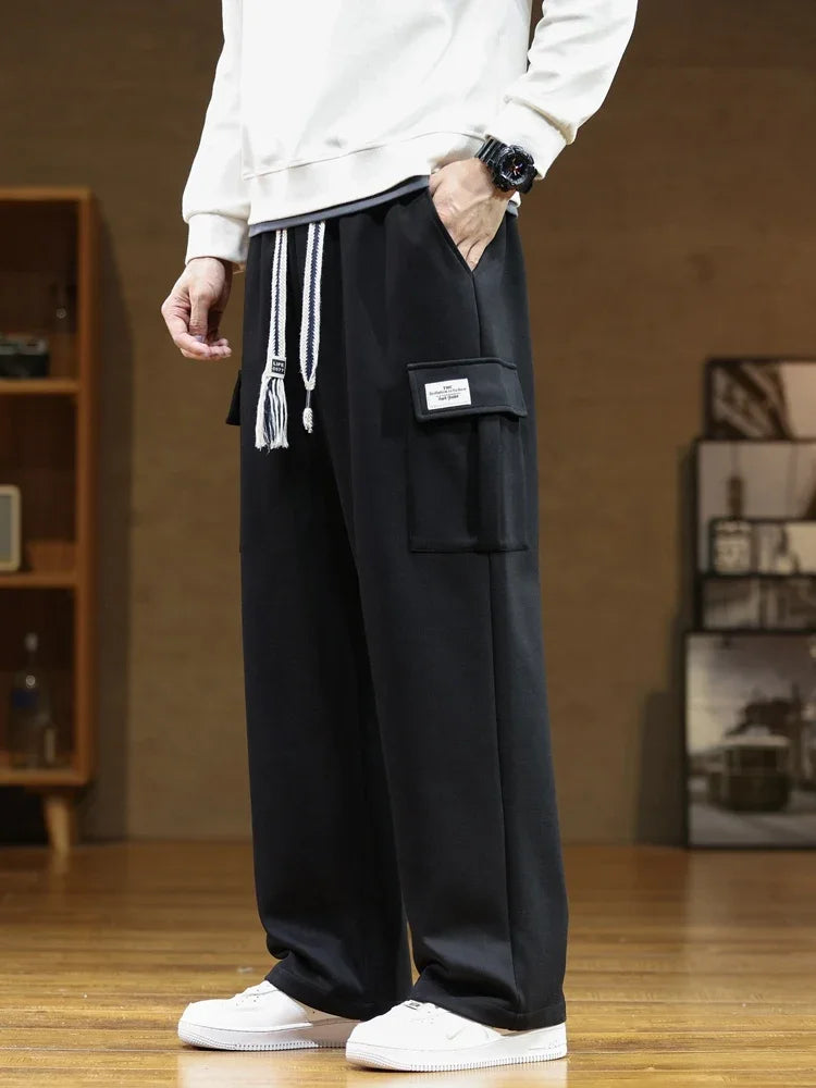 Pantaloni jogging uomo con tasca cargo e gamba ampia