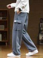 Pantaloni jogging uomo con tasca cargo e gamba ampia