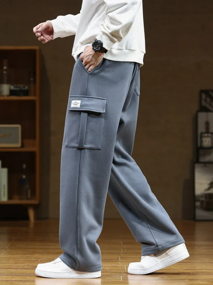 Pantaloni jogging uomo con tasca cargo e gamba ampia