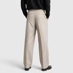 Pantaloni uomo con pince e vita alta