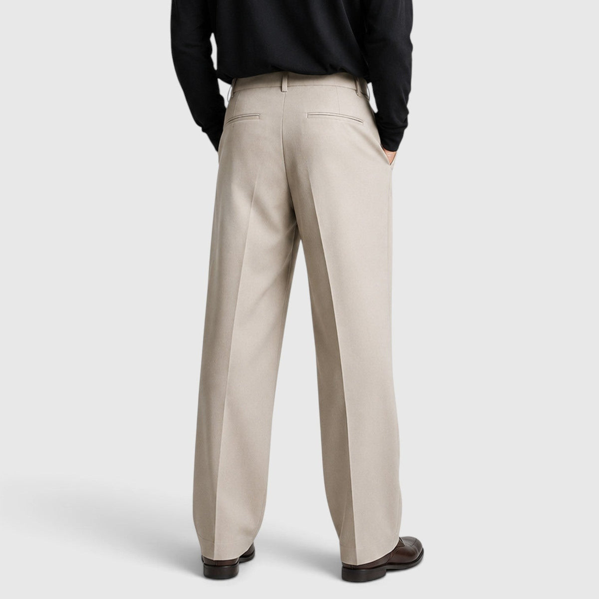 Pantaloni uomo con pince e vita alta