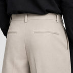 Pantaloni uomo con pince e vita alta