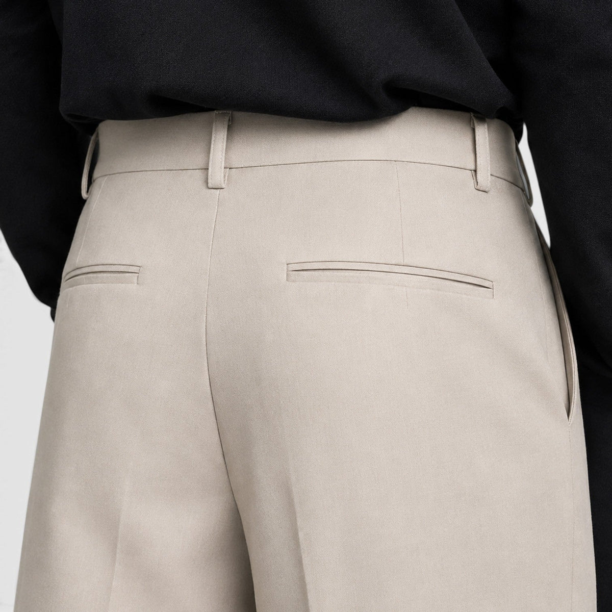 Pantaloni uomo con pince e vita alta