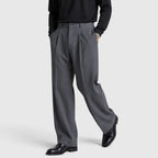 Pantaloni uomo con pince e vita alta
