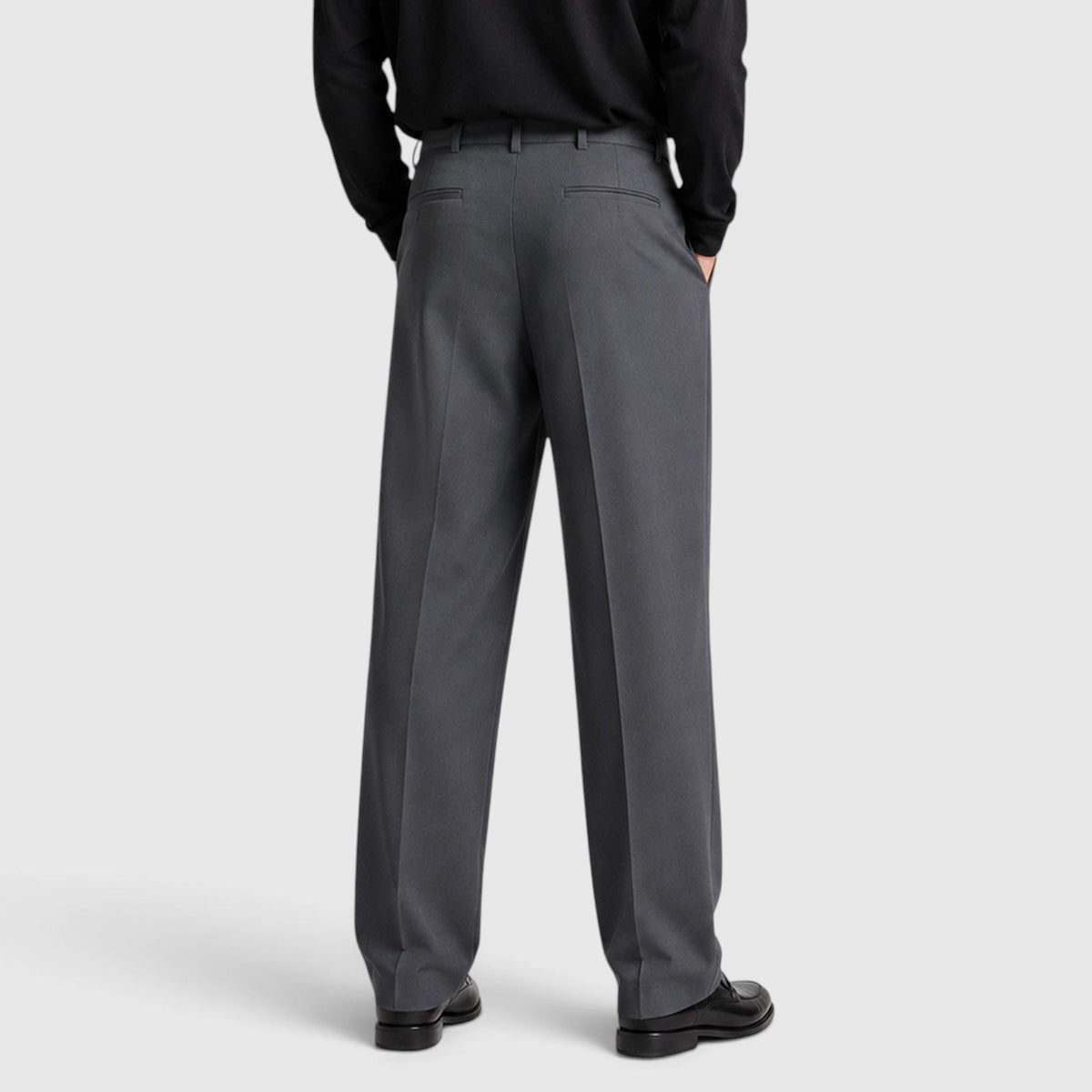 Pantaloni uomo con pince e vita alta