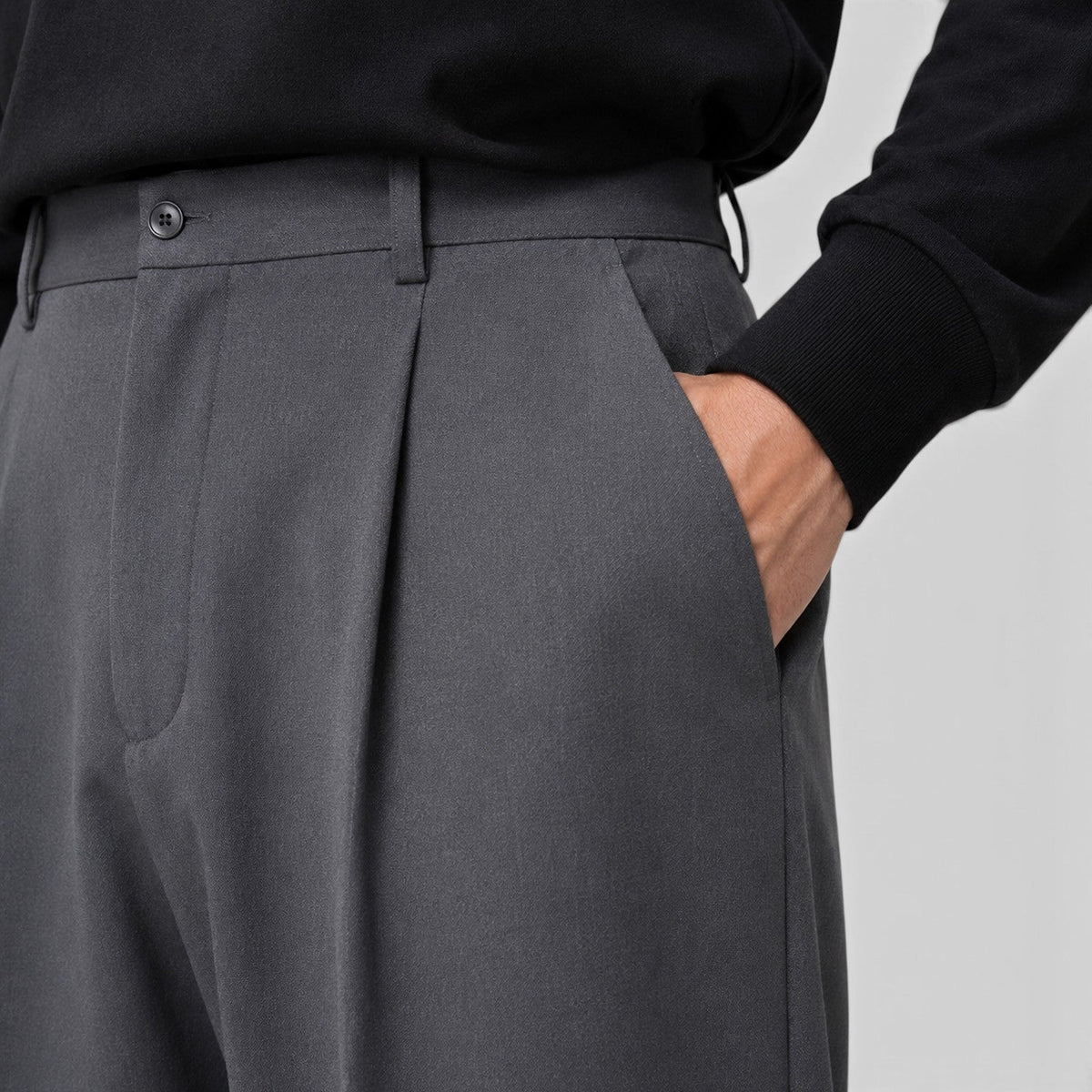 Pantaloni uomo con pince e vita alta