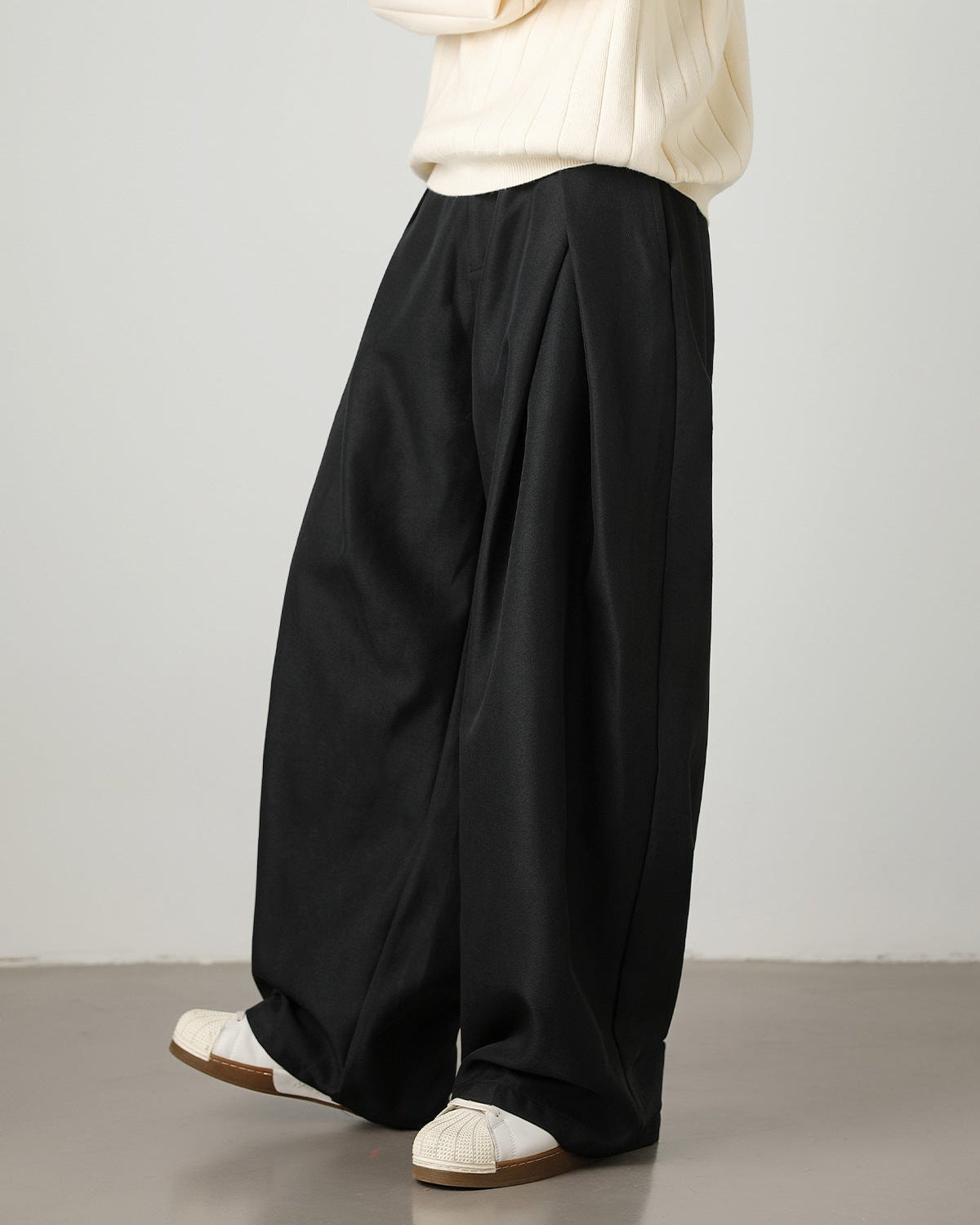 Pantaloni donna ampi con pince e cintura