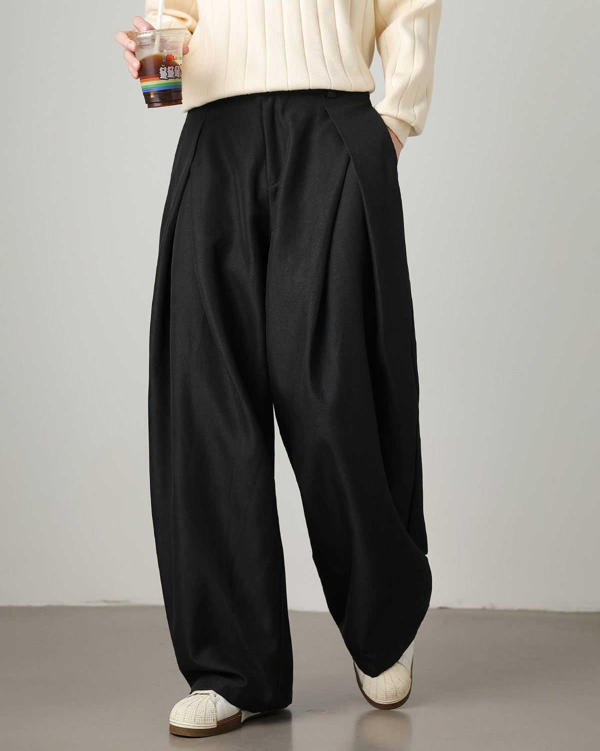 Pantaloni donna ampi con pince e cintura
