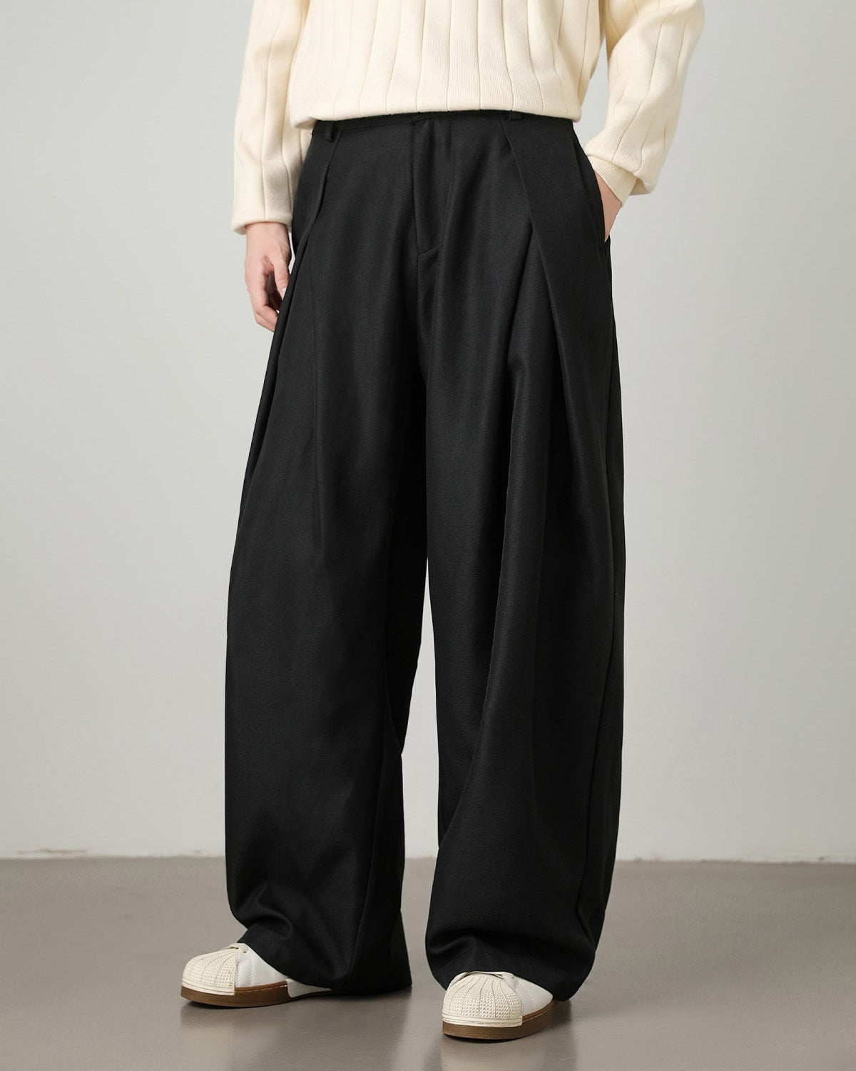 Pantaloni donna ampi con pince e cintura